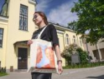 Шоперы с картинами из галереи Псковского музея предлагают туристам
