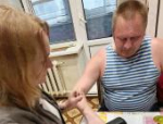 Псковский ветеран СВО получил смарт-трость для ориентирования в пространстве