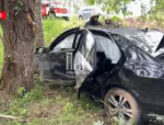 Автомобиль врезался в дерево в Печорском районе