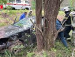 Автомобиль врезался в дерево в Печорском районе