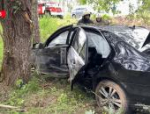 Автомобиль врезался в дерево в Печорском районе