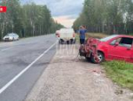 Водитель иномарки выехал на встречную полосу и протаранил автомобиль в Псковском округе
