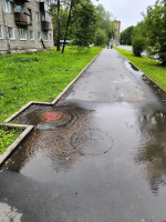 Фотофакт: Вода бьет из канализационного люка на улице Бастионной в Пскове