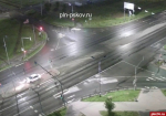 Автомобиль прокатился по островку безопасности на Рижском проспекте в Пскове. ВИДЕО