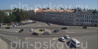 Два автомобиля столкнулись на Октябрьской площади в Пскове - Pln-Pskov.Ru