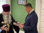 Михаил Ведерников вручил орден Дружбы протоиерею Олегу Тэору