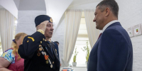 Губернатор вручил российский паспорт вернувшемуся из Латвии ветерану Великой Отечественной войны - Правительство Псковской области