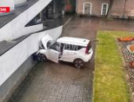 Автомобиль протаранил здание филармонии в Пскове