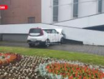 Автомобиль протаранил здание филармонии в Пскове