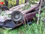 В Псковском районе автомобиль Lada Granta съехал с дороги и опрокинулся
