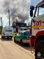Кровля и фасад горели в двухэтажном доме в Пскове