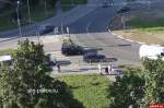 В Пскове водитель электровелосипеда врезался в KIA на перекрестке. ВИДЕО