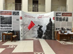 В холле здания Псковского областного суда размещена тематическая экспозиция «Псковская область — Родина Знамени Победы»