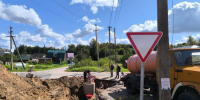 Водопровод меняют на улице Любы Богомоловой в Локне - InformPskov.Ru