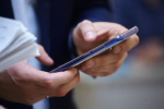Мошенник из Дновского района отправил покупателю вместо обещанного iPhone перчатки и металлическую проушину