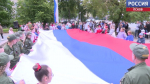 В Летнем саду Пскова развернули 14-метровый флаг России