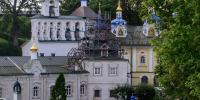 Фотофакт: Дорожку из цветов выложили в Псково-Печерском монастыре - Pln-Pskov.Ru