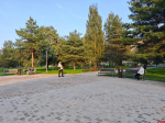 Тротуарную плитку обновили в псковском сквере Пограничников