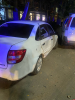 Подозреваемый в грабеже врезался в автомобиль около ТЦ «Р16» в Пскове