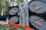 Памятник погибшим вертолётчикам открыли в Острове в региональную памятную дату