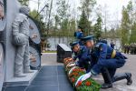 Памятник погибшим вертолётчикам открыли в Острове в региональную памятную дату