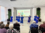 Концерт ко Дню пожилого человека прошел в соцгородке Пскова. ФОТО