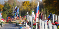 Профсоюзы Псковской области возложили цветы к мемориалу в Выбутах. ФОТО - Pln-Pskov.Ru