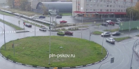 ДТП на круговом перекрестке улиц Инженерной и Индустриальной в Пскове попало на видео - Pln-Pskov.Ru
