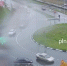 Водитель Kia Rio застряла на разделительной полосе перекрестка в Пскове. ВИДЕО - Pln-Pskov.Ru