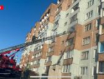 Балкон загорелся в многоэтажке на улице Льва Толстого в Пскове