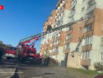 Балкон загорелся в многоэтажке на улице Льва Толстого в Пскове