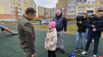 Губернатор призвал переделать покрытие новой детской площадки на Запсковье