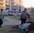 Дети помогают благоустраивать сквер - ГТРК Псков