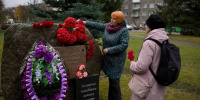 Депутат Псковской городской думы Татьяна Пасман и члены команды Псковского «Яблока» почтили память репрессированных - Яблоко