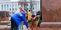Церемония возложения цветов к памятной стеле прошла в Великих Луках - Pln-Pskov.Ru