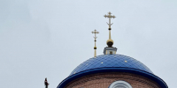На храме Успения Пресвятой Богородицы в Великих Луках установили крест - Pln-Pskov.Ru