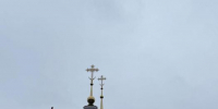 На строящийся в Великих Луках храм Успения Пресвятой Богородицы установили крест - InformPskov.Ru