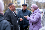 В ситуации с вырубкой деревьев вместе с жильцами псковской многоэтажки разбирался Алексей Севастьянов