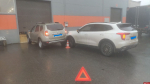 Два автомобиля столкнулись при заезде в автосервис в Пскове