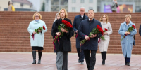 Михаил Ведерников и Наталья Петкевич возложили цветы к мемориалу в центре Витебска в память о защитниках Родины - Правительство Псковской области