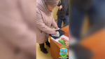 Псковские полицейские спасли пенсионерку от мошенников и вернули ей 450 тысяч рублей
