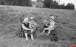 Редкие архивные фотографии Константина Симонова опубликовал Пушкинский заповедник к 110-летию советского поэта