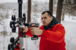 Псковские волонтеры восстановили сожженную вандалами табличку на памятном кресте в Стругах Красных