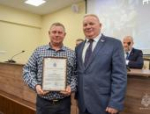 Игорь Дитрих вручил псковским добровольцам благодарности областного Собрания