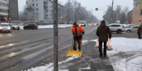 Коммунальные службы убирают от снега улицы Пскова - Псковская правда