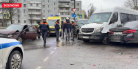 Три легковых автомобиля и микроавтобус столкнулись на улице Коммунальной в Пскове - InformPskov.Ru