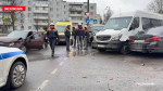 Три легковых автомобиля и микроавтобус столкнулись на улице Коммунальной в Пскове