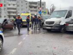 Три легковых автомобиля и микроавтобус столкнулись на улице Коммунальной в Пскове