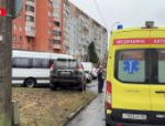 Три легковых автомобиля и микроавтобус столкнулись на улице Коммунальной в Пскове