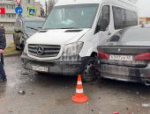 Три легковых автомобиля и микроавтобус столкнулись на улице Коммунальной в Пскове